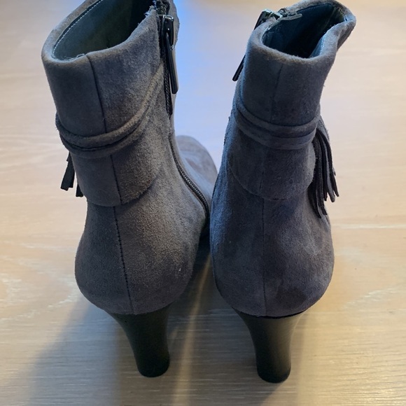 Bandolino Leather Booties with heels and tassels - Size 6.5, very good condition - Picture 4 of 9